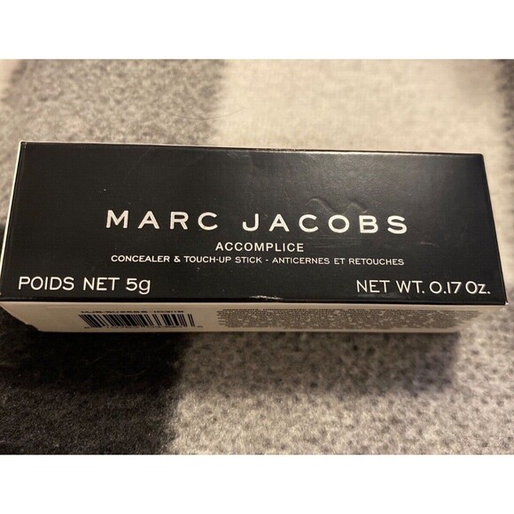 Marc Jacobs Accomplice Concealer & Touch-Up Stick Deep 59 - Picture 4 of 4